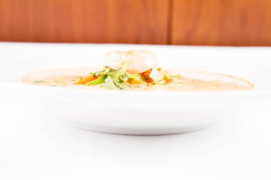 Kaplan karides ve sebzeli Tayland çorbası.