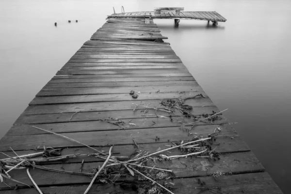 Puente Sobre Lago Blanco Negro Larga Exposición —  Fotos de Stock