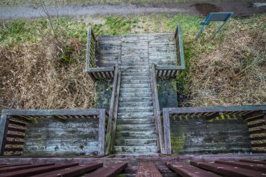 Ahşap manzara kulesi - merdivenlere ve platformlara odaklanmış aşağı doğru bir manzara