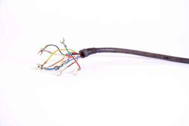 Beyaz arkaplanda renkli kablolar grubu