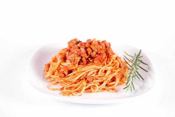 Spaghetti Bolognese Auf Einem Teller Mit Rosmarinzweig — Stockfoto