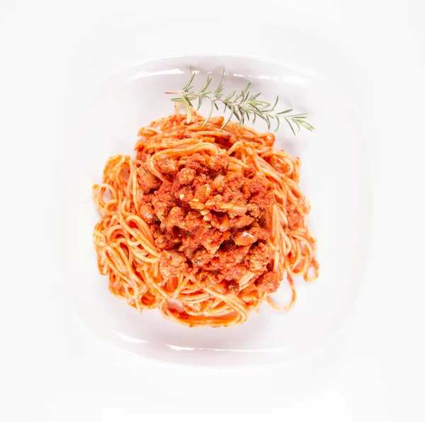 Spaghetti Bolognese Auf Einem Teller Mit Rosmarinzweig — Stockfoto