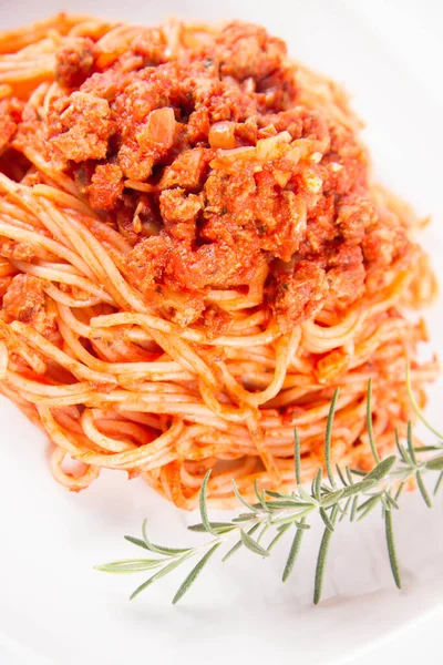 Spaghetti Bolognese Een Bord Versierd Met Een Rozemarijntakje — Stockfoto