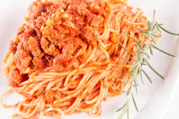 Spaghetti Bolognais Sur Une Assiette Ornée Une Brindille Romarin — Photo