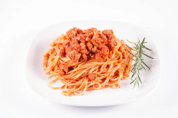 Spaghetti Bolognese Auf Einem Teller Mit Rosmarinzweig — Stockfoto