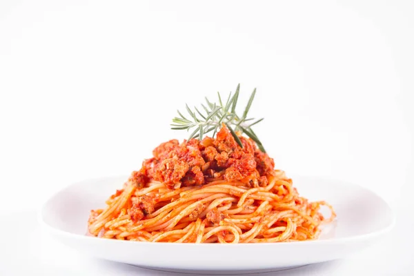 Спагетти Болоньезе Тарелке Украшенной Розмарином — стоковое фото