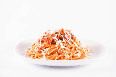 Peynirle süslenmiş bir tabakta spagetti bolonez. 