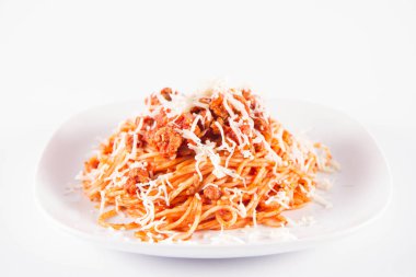 Peynirle süslenmiş bir tabakta spagetti bolonez. 