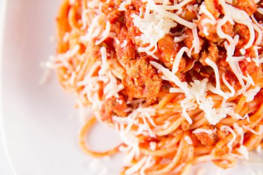Peynirle süslenmiş bir tabakta spagetti bolonez. 