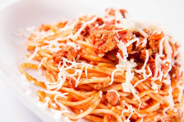Peynirle süslenmiş bir tabakta spagetti bolonez. 