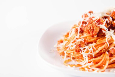 Peynirle süslenmiş bir tabakta spagetti bolonez. 