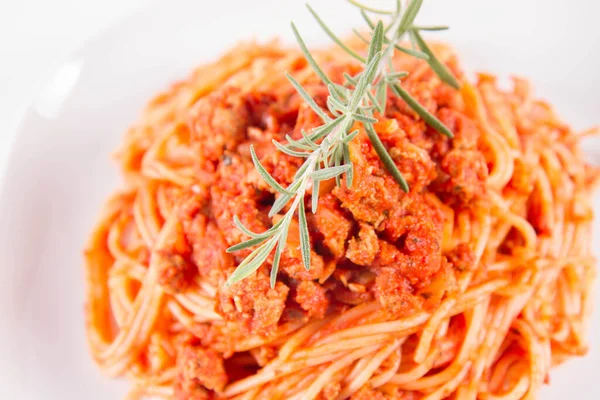 Spaghetti Bolognese Een Bord Versierd Met Een Rozemarijntakje — Stockfoto