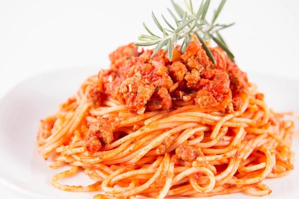 Spaghetti Bolognais Sur Une Assiette Ornée Une Brindille Romarin — Photo