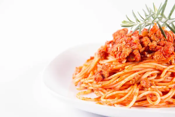 Spaghetti Bolognese Tallrik Dekorerad Med Rosmarin Kvist — Stockfoto