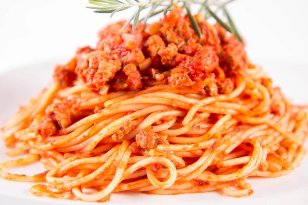 Bolonhesa Espaguete Uma Chapa Decorada Com Galho Alecrim — Fotografia de Stock