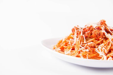 Peynirle süslenmiş bir tabakta spagetti bolonez. 