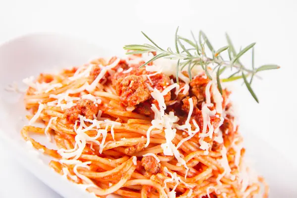 Spaghetti Bolognese Piatto Decorato Con Rametto Rosmarino Cosparso Formaggio — Foto Stock