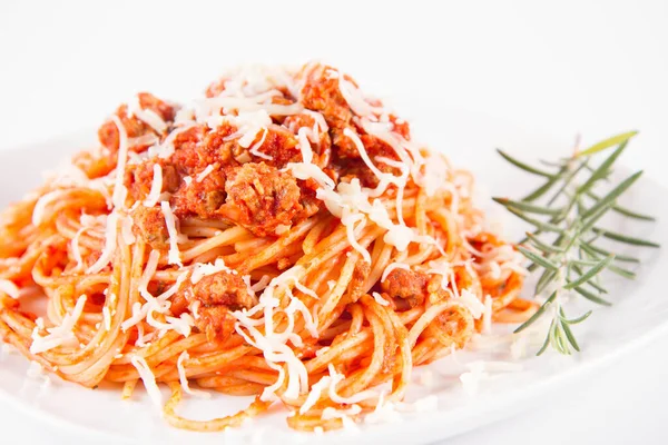 Spaghetti Bolognese Piatto Decorato Con Rametto Rosmarino Cosparso Formaggio — Foto Stock