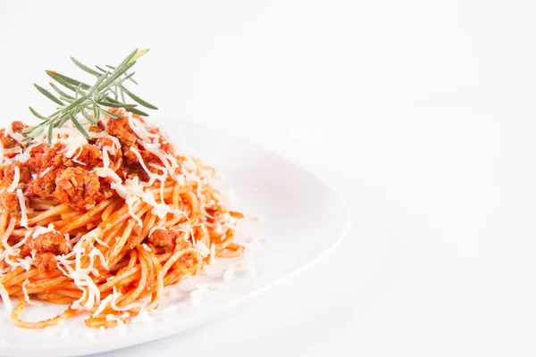 Espaguetis Boloñeses Plato Decorado Con Una Ramita Romero Espolvoreado Con —  Fotos de Stock