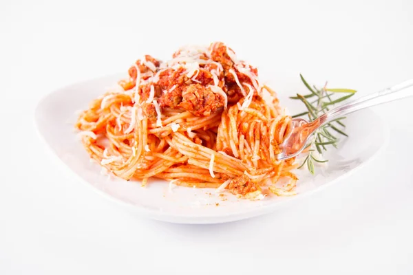 Spaghetti Bolognese Auf Einem Teller Mit Einem Rosmarinzweig Dekoriert Und — Stockfoto