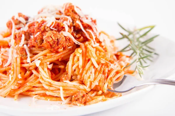 Spaghetti Bolognese Piatto Decorato Con Rametto Rosmarino Cosparso Formaggio Mangiato — Foto Stock