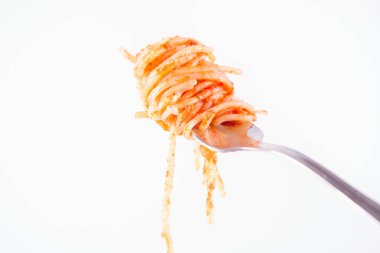 Spagetti bolognese üzerinde beyaz bir arka plan üzerinde bir çatalı