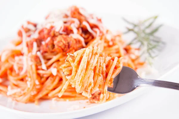 Espaguetis Boloñeses Plato Espolvoreado Con Queso Comido Con Tenedor —  Fotos de Stock