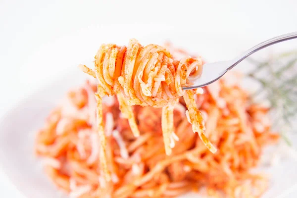 Spaghetti Bolognais Sur Une Assiette Saupoudrée Fromage Mangé Fourchette — Photo