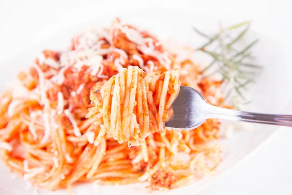 Espaguetis Boloñeses Plato Espolvoreado Con Queso Comido Con Tenedor —  Fotos de Stock