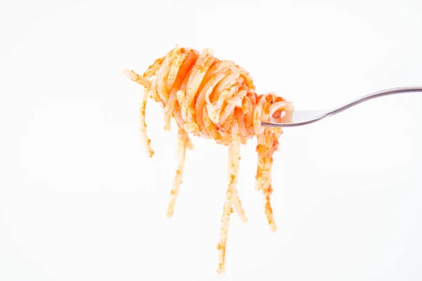Espaguetis Boloñeses Sobre Tenedor Sobre Fondo Blanco — Foto de Stock