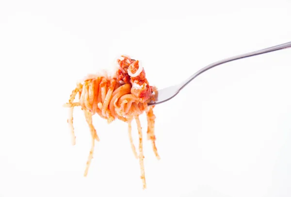 Beyaz Bir Arka Planda Çatalın Üzerine Peynir Serpiştirilmiş Spagetti Bolonez — Stok fotoğraf