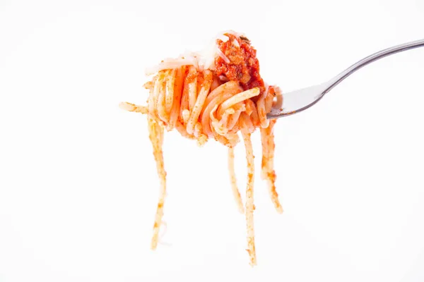 Espaguetis Boloñeses Espolvoreados Con Queso Sobre Tenedor Sobre Fondo Blanco — Foto de Stock