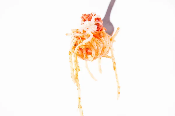 Espaguetis Boloñeses Espolvoreados Con Queso Sobre Tenedor Sobre Fondo Blanco —  Fotos de Stock