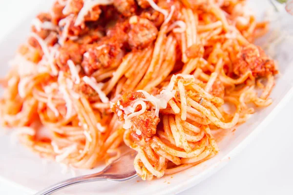 Spaghetti Bolognese Een Bord Bestrooid Met Kaas Gegeten Met Een — Stockfoto
