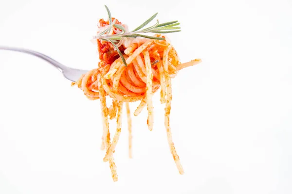 Spagetti Bolognai Sajttal Megszórva Rozmaringgal Díszítve Egy Villán Fehér Alapon — Stock Fotó