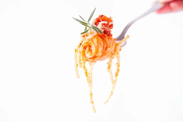 Spaghetti Bolognese Posypane Serem Ozdobione Gałązką Rozmarynu Widelcu Trzymanym Rękę — Zdjęcie stockowe