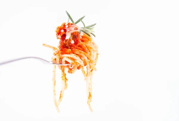 スパゲッティボロネーゼはチーズを振りかけ 白い背景にフォークにローズマリーの小枝で飾られています — ストック写真