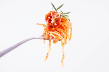 Peynirle süslenmiş spagetti bolonez ve beyaz bir arka planda çatalla süslenmiş biberiye dalı.