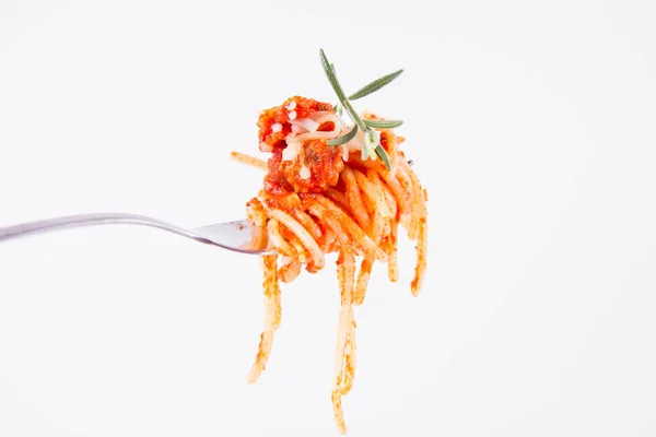 Spaghetti Bolognese Beströdd Med Ost Och Dekorerad Med Rosmarin Kvist — Stockfoto