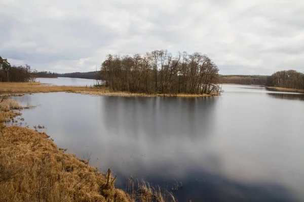 Vista Paisagem Lago Com Céu Nublado Acima — Fotografia de Stock