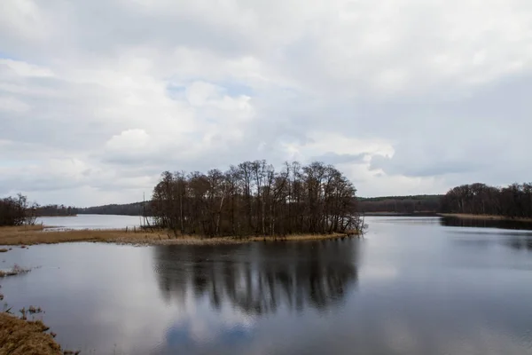 Landskapsutsikt Sjö Med Molnig Himmel Ovanför — Stockfoto