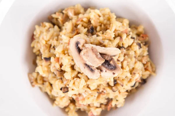 Risotto Con Funghi Bottoni Pancetta Decorato Con Funghi Piatto Fondo — Foto Stock