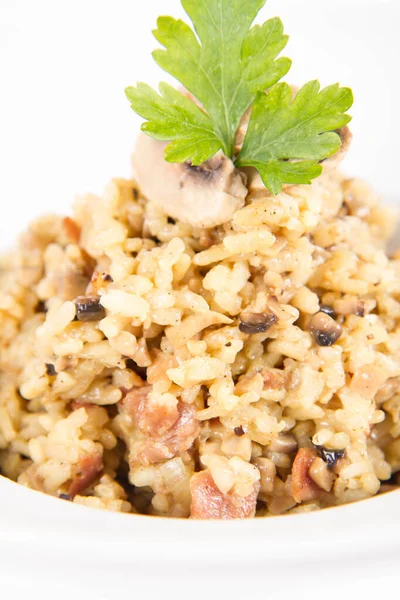 Risotto Con Funghi Bottoni Pancetta Decorato Con Prezzemolo Piatto Fondo — Foto Stock