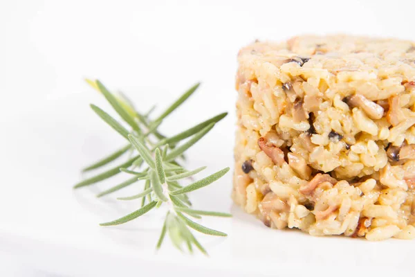 Risotto Met Knoopchampignon Spek Versierd Met Rozemarijn Takje Een Bord — Stockfoto