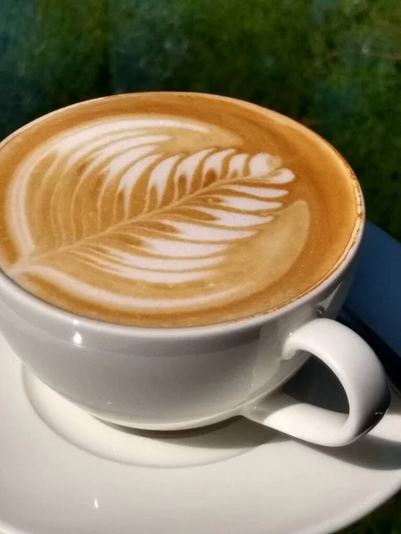 Tasse Cappuccino Mit Blattförmigem Schaum Auf Einem Glastisch Garten — Stockfoto