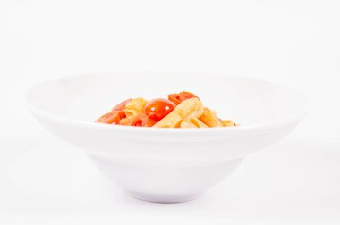 Beyaz arka planda domatesli makarna, sarımsak ve mozarella.