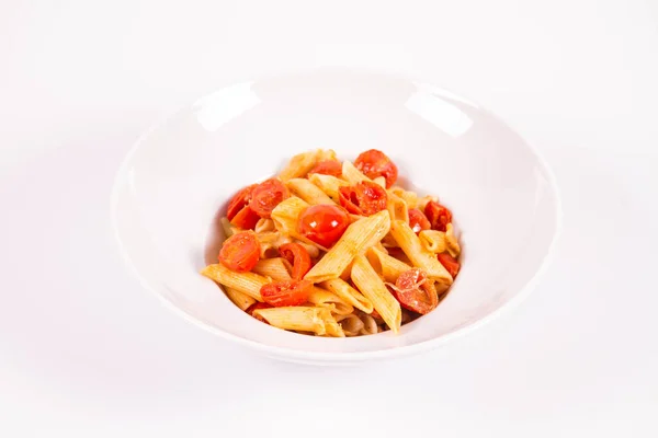 Penne Rajčaty Česnekem Mozzarella Bílém Pozadí — Stock fotografie