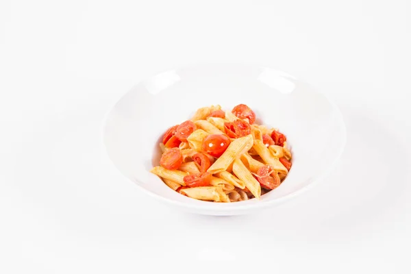 Penne Rajčaty Česnekem Mozzarella Bílém Pozadí — Stock fotografie