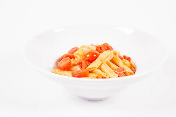 Penne Mit Tomaten Knoblauch Und Mozzarella Auf Weißem Hintergrund — Stockfoto