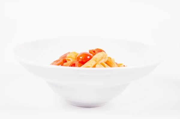 Penne Mit Tomaten Knoblauch Und Mozzarella Auf Weißem Hintergrund — Stockfoto